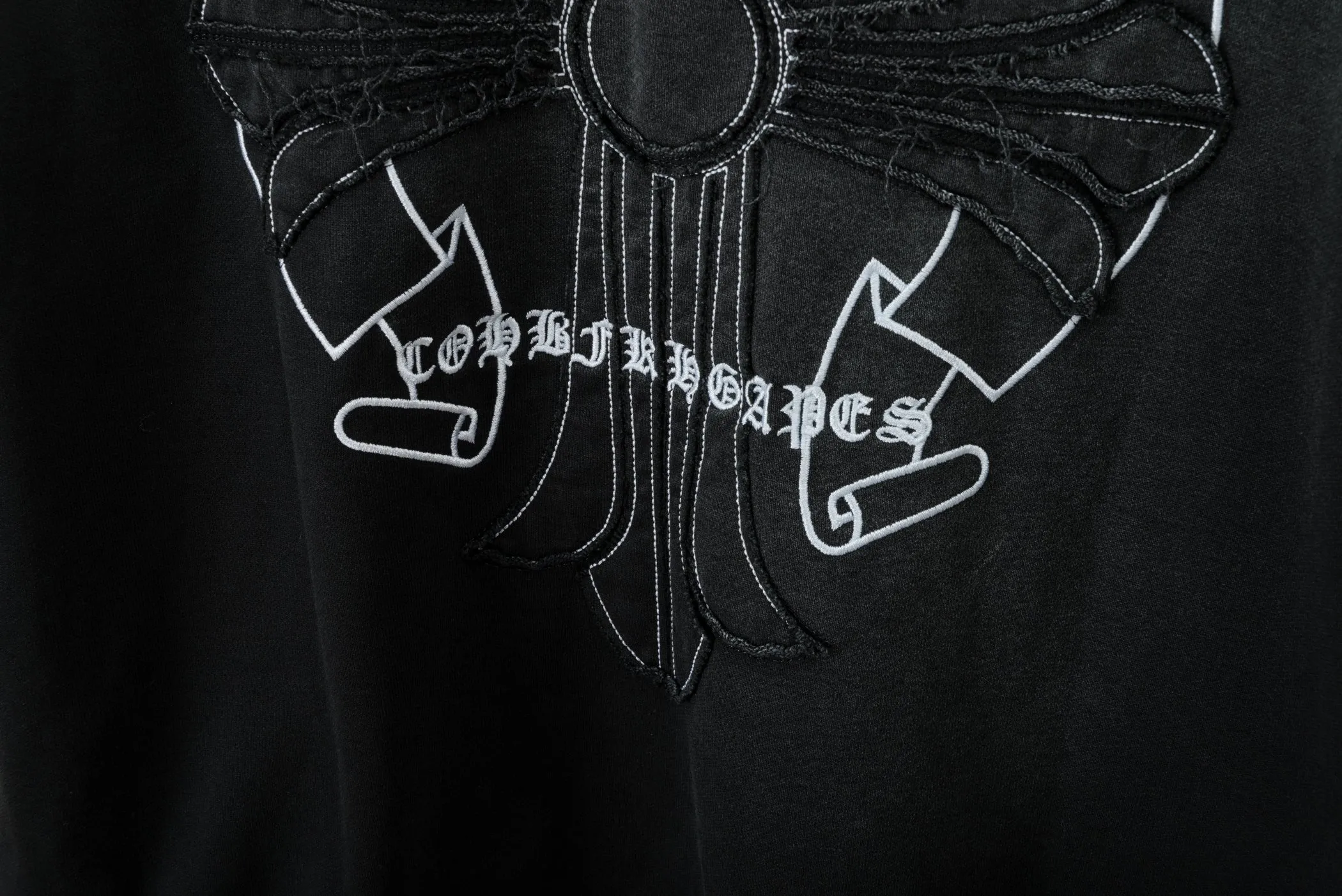 P320 𝗖𝗵𝗿𝗼𝗺𝗲 𝗛𝗲𝗮𝗿𝘁𝘀/Cro Heart 2025 Cross Patch Embroidery Summer New Original Single Counter American Acid Washed Distressed Laser Burnt Patch Embroidery Couple Casual Hooded Sweatshirt Customized fabric 440g tripe terry fabric! American acid-washed and distressed original fabric laser burnt ✟appliqué embroidery and exquisite embroidery of letters! The best-selling model at the counter. It is very comfortable to wear. It is low-key yet luxurious. It is very classy when worn. The large size and tailoring are needless to say. The upper body is exquisite and vivid. 👍High-end first-class materials. A truly palace-level product. The cotton from Turkey is of outstanding quality. After heavy washing, the clothes are very soft! Not picky, the upper body is absolutely stylish and extremely luxurious. Auxiliary materials: The original model has been authenticated and labeled ➕100% silk washed with water label. Genuine purchase-grade original hangtag➕matching hanging rope➕3D hanging beads➕original packaging bag. Craftsmanship: The original version has consistent wiring! The highest version of the armhole matching technique! Countless times of pattern making to 100% restore the original appearance! The correct version is the same for men and women, super eye-catching, super good-looking, and super atmospheric! Color: white, washed black, washed blue Size: XS-L